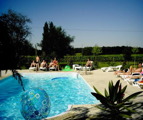 Location de particuliers � particuliers STUDIOS MEUBLES EQUIPES 2 A 4 PERSONNES AVEC PISCINE G�te Charente maritime