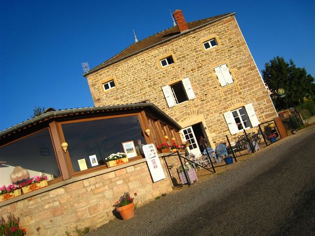 Location de particuliers � particuliers La Grange du Bois vue exceptionnelle sur la roche de Solutr� et le Grand Site Chambres d'hotes Sa�ne et Loire