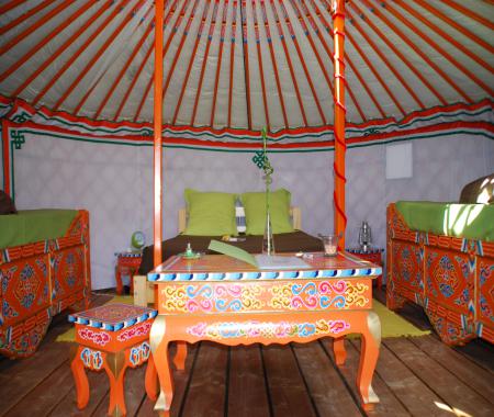 Location de particuliers � particuliers � Yourtes de Provence entre les massifs des Alpilles et du Luberon Location saisonni�re Bouches du rh�ne