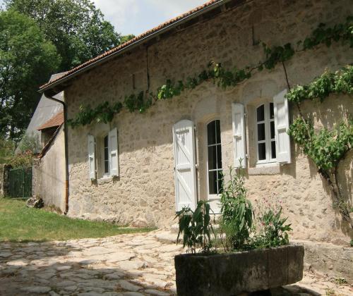 Location de particuliers � particuliers Gite 3CLES JACUZZI -P�che PRIVE � 250m -  Location insolite Cantal