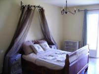 Location g�te, chambres d'hotes Chambres d'hotes "Les Archanges" vue sur l'Oppidum d'Ens&eacute;rune et la tour de Montady dans le d�partement H�rault 34