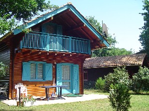 Location de particuliers � particuliers Agr�able chalet, piscine, jeux pour enfants, mini golf, tennis ,animations en �t� Chalet Gironde