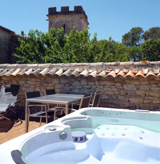 Location de particuliers � particuliers Le Pavilon Math�o, Son jacuzzi, jolie vue sur la tour et le parc du domaine G�te Gard