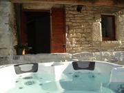 Location de particuliers � particuliers Le Pavilon Math�o, Son jacuzzi, jolie vue sur la tour et le parc du domaine G�te Gard photo 2