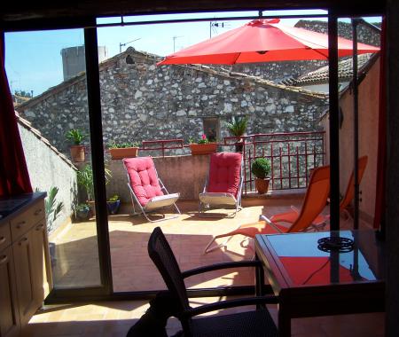 Location de particuliers � particuliers G�te Belle Epoque, belle terrasse donnant sur les toits du village G�te Aude