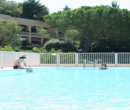 Location de particuliers � particuliers Cannes:T2 decharme,jardin privatif, piscine, garage privatif, copro arbor�e, calme  Location saisonni�re Alpes maritimes