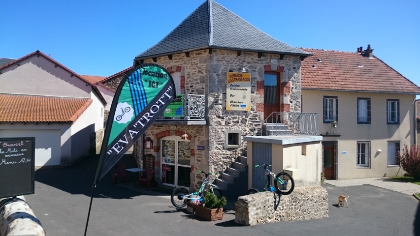 Location de particuliers � particuliers Auberge L'Astrassadou, proximit� monts du Cantal, plateau Plan�ze Chambres d'hotes Cantal