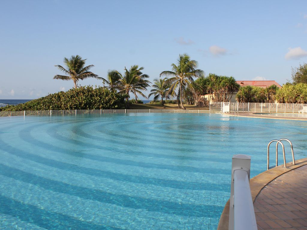 Location de particuliers � particuliers Studio rez de chauss�e cocoteraie - mer et piscine Location saisonni�re Guadeloupe