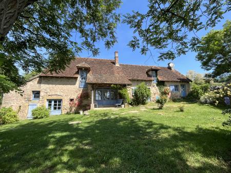 Location de particuliers � particuliers G�te de la Doit, grande maison familiale pour 14 personnes avec piscine  G�te Sa�ne et Loire