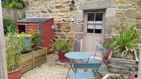 Location de particuliers � particuliers C�te de Granit Rose( Perros Guirec, Louannec): Joli penty Breton Location saisonni�re C�tes d'Armor