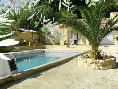 Location de particuliers � particuliers Au pied d'un petit village  du gard,  pavillon en bordure de piscine Location saisonni�re Gard